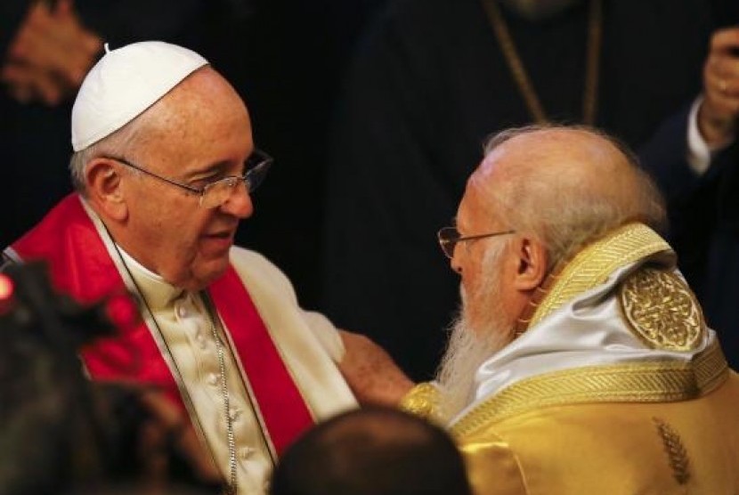 Ecumenical Patriarch Bartholomew I of Constantinople (R) embraces Pope Francis during the Divine Liturgy at the Ecumenical Patriarchate in Istanbul, November 30, 2014.