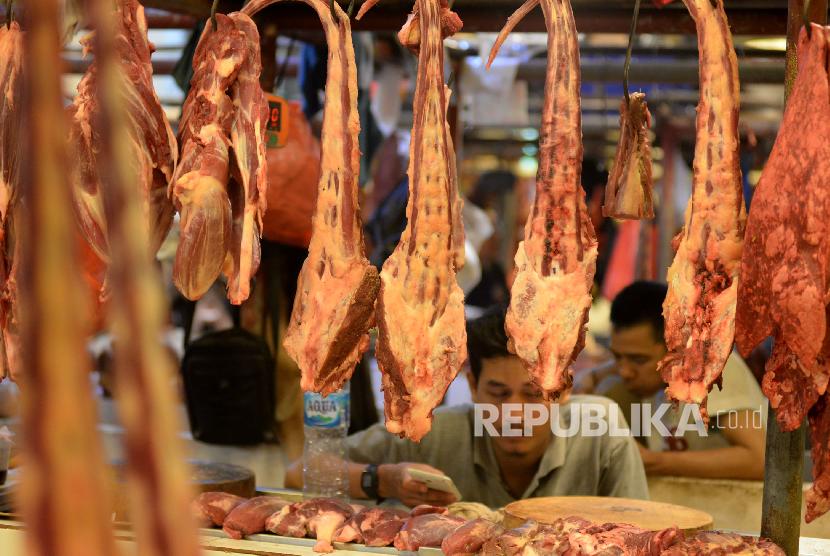 Pedagang daging menanti pembeli di los daging sapi Pasar Senen, Jakarta (Ilustrasi)
