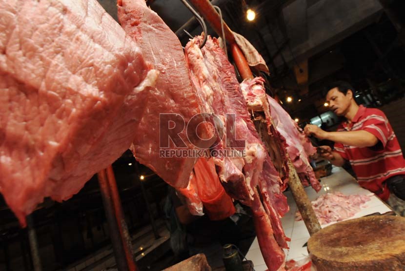 Pedagang daging sapi lokal di Pasar Minggu, Jakarta, Kamis (18/7).    (Republika/Aditya Pradana Putra)