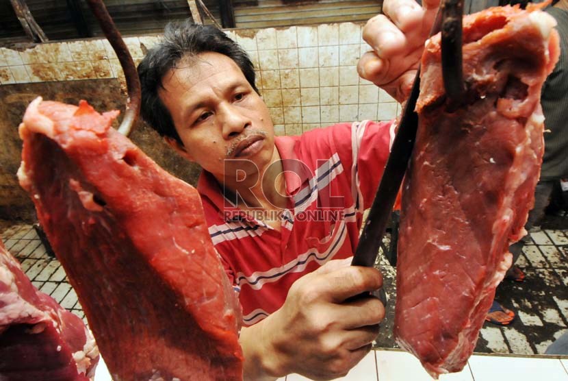Pedagang memotong daging sapi lokal di Pasar Minggu, Jakarta, Kamis (18/7).    (Republika/Aditya Pradana Putra)