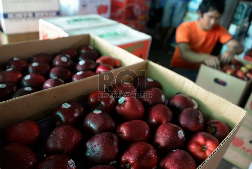 edagang menata apel impor di Pasar Induk Kramat Jati, Jakarta, Selasa (28/1).   (Republika/Prayogi)