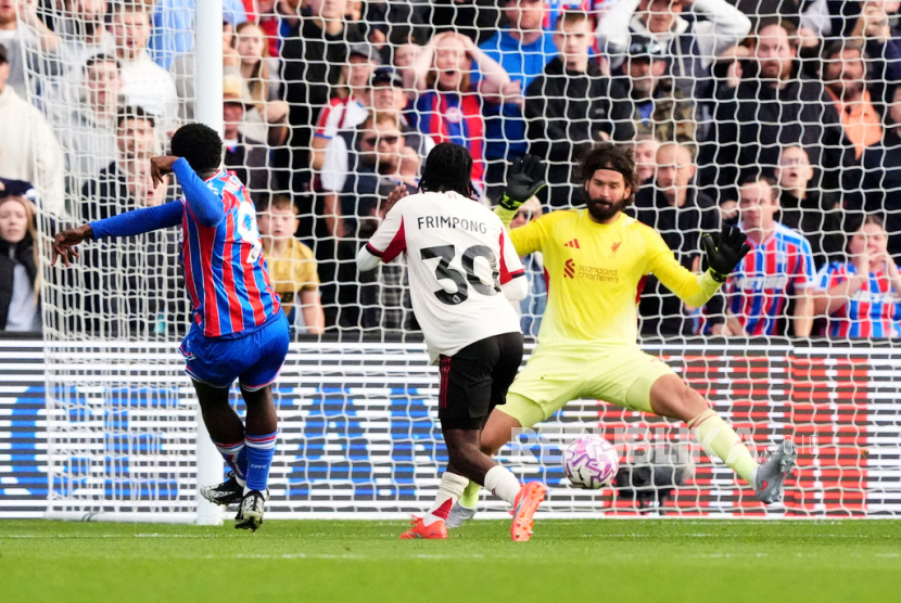 Eddie Nketiah dari Crystal Palace mencetak gol kedua timnya dalam pertandingan Liga Primer Inggris antara Crystal Palace dan Liverpool, di Selhurst Park, London selatan, Sabtu, 27 September 2025.