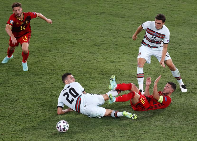 Eden Hazard (2-R) dari Belgia beraksi melawan Diogo Dalot (2-L) dari Portugal selama pertandingan sepak bola babak 16 besar UEFA EURO 2020 antara Belgia dan Portugal di Seville, Spanyol, 27 Juni 2021.