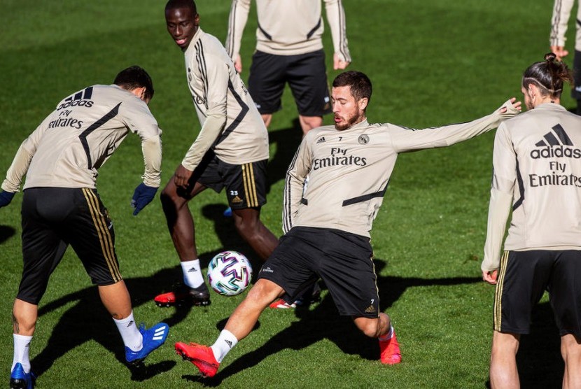 Eden Hazard berlatih bersama rekan-rekannya di Real Madrid.