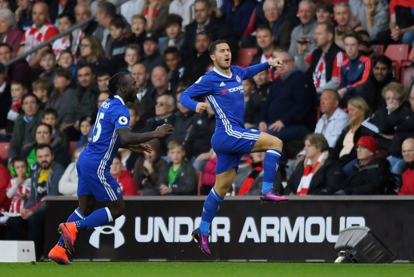 Eden Hazard (kanan) merayakan golnya ke gawang Southampton.