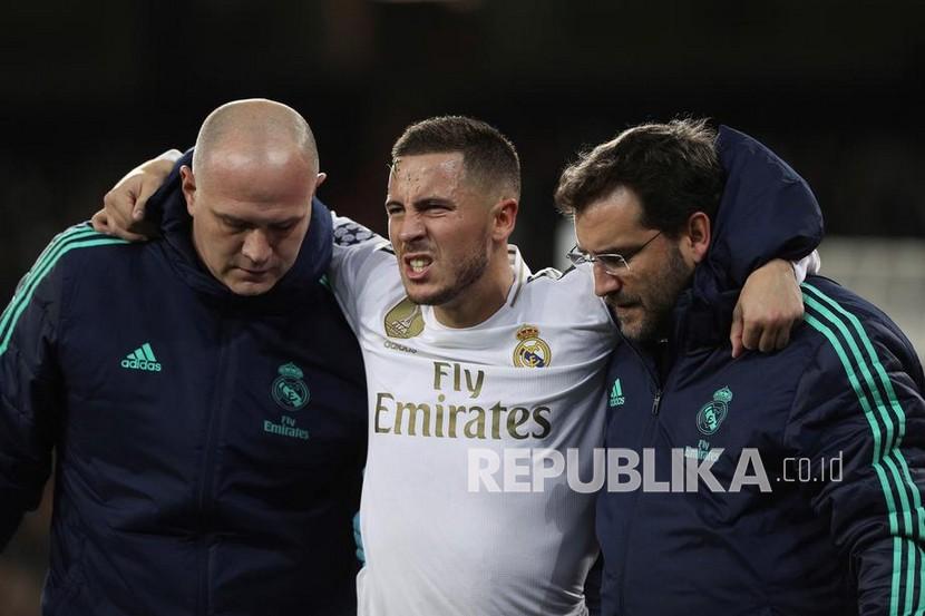 Gelandang Real Madrid Eden Hazard (tengah) meninggalkan lapangan setelah mengalami cedera beberapa waktu lalu.