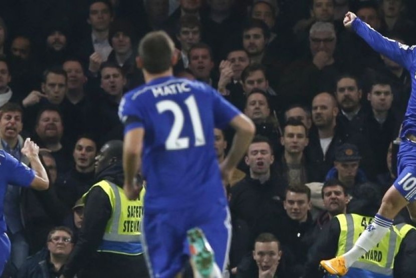 Eden Hazard merayakan gol.