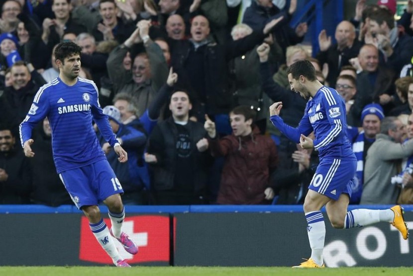 Eden Hazard merayakan gol bersama Diego Costa.