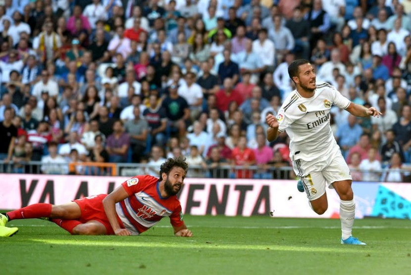 Eden Hazard merayakan golnya ke gawang Granada.