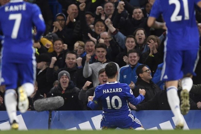 Eden Hazard saat membuka keran gol untuk Chelsea saat menjamu Everton, Ahad (6/11) dini hari WIB.