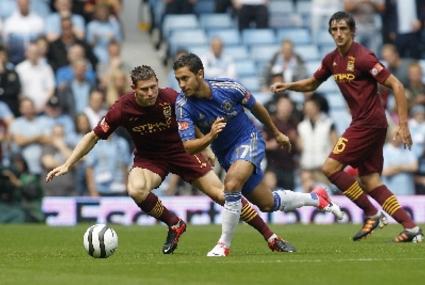 Eden Hazard (tengah).