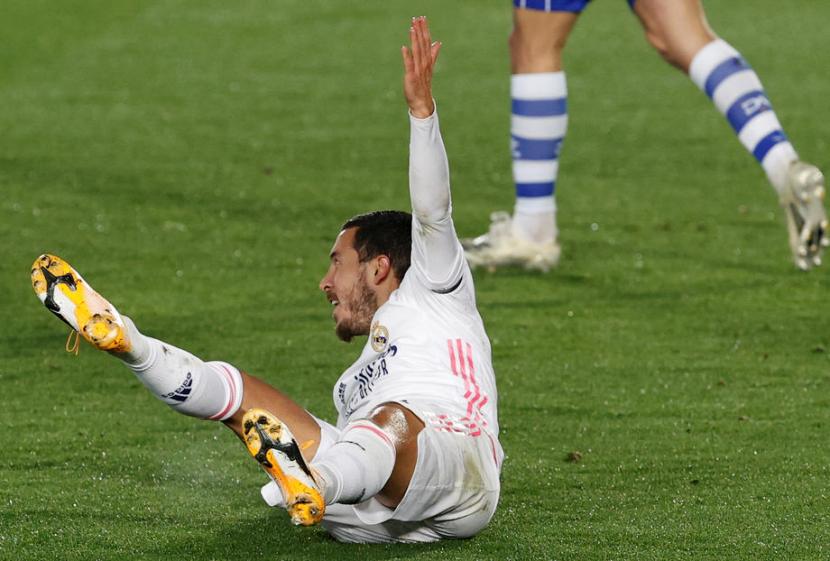 Eden Hazard terjatuh saat membela Real Madrid melawan Alaves. 