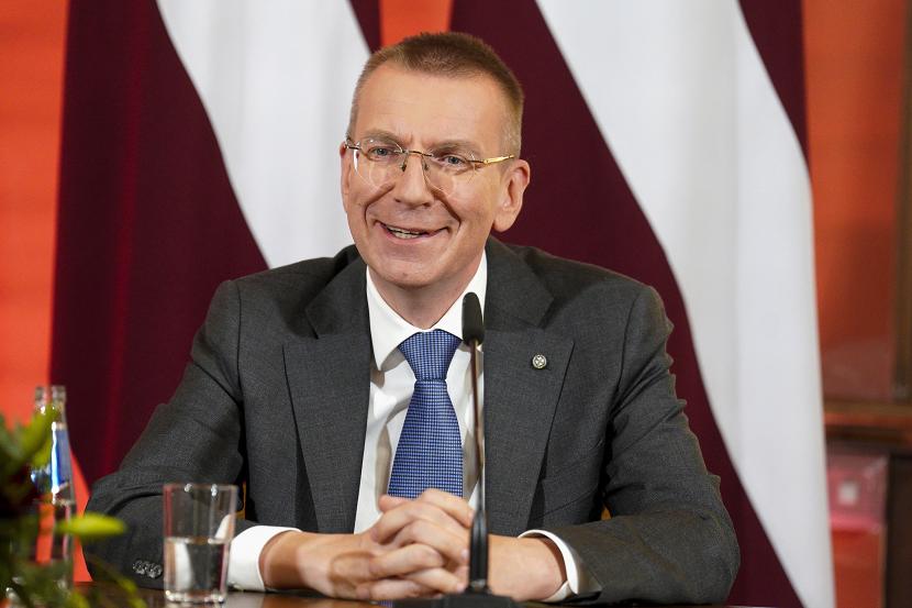 Edgars Rinkevics secara resmi dilantik sebagai presiden Latvia pada Sabtu (8/7/2023). Rinkevics menjadi kepala negara gay pertama di Uni Eropa.