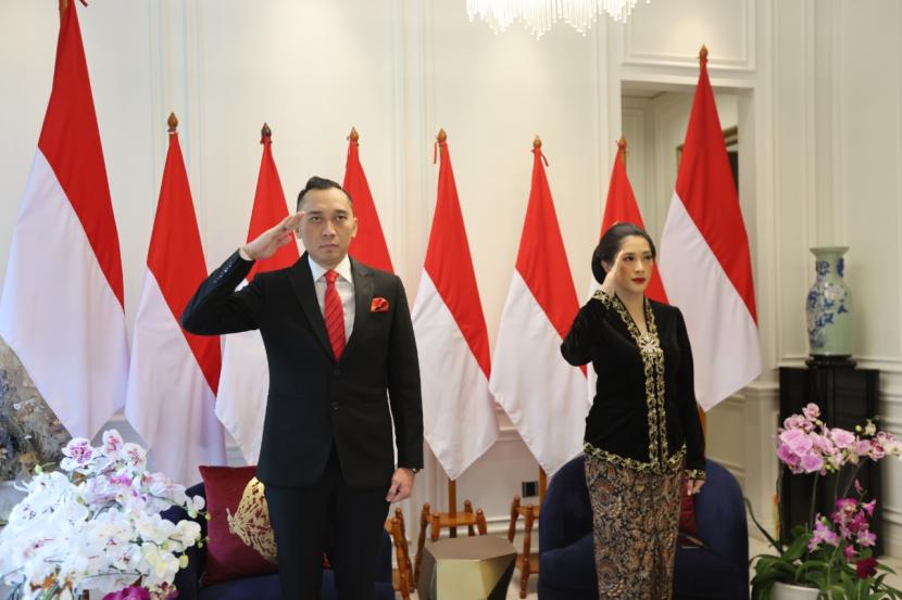 Edhie Baskoro Yudhoyono alias Ibas bersama istrinya,  Siti Ruby Aliya Rajasa mengikuti upacara HUT ke-76 RI secara virtual.