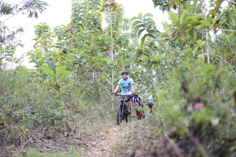 Edhie Baskoro Yudhoyono alias Ibas menjajal sepeda di jalur curam di Lodenok Bikepark, Desa Dadapan, Kabupaten Pacitan.
