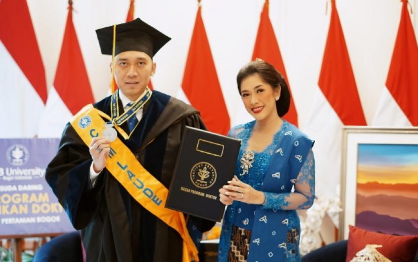 Edhie Baskoro Yudhoyono bersama sang istri, Siti Ruby Aliya Rajasa usai mengikuti wisuda IPB secara daring, Rabu (25/8).