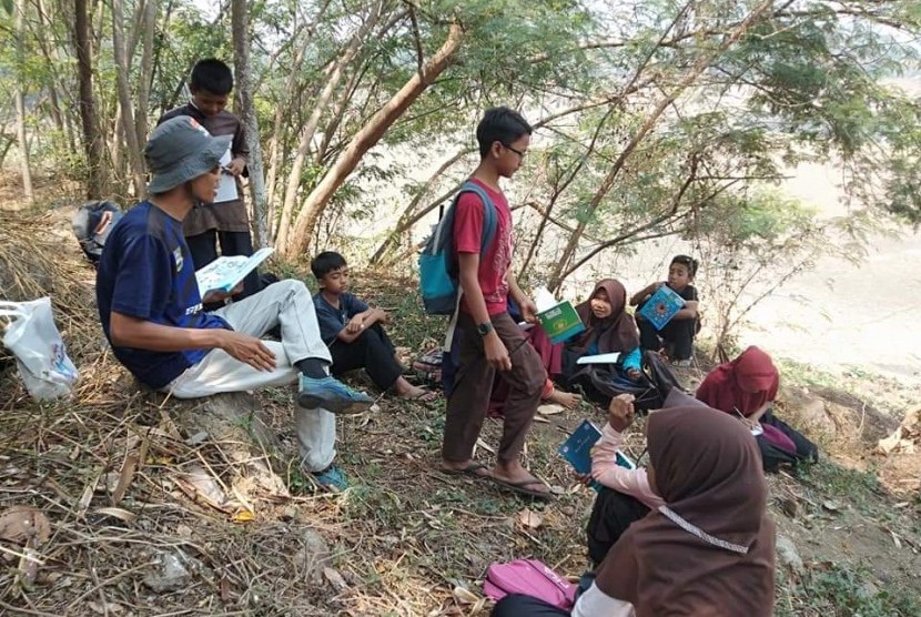 Edi Juharna yang akrab disapa Edi Koben, guru Sekolah Alam Insan Litera yang berada dibantaran Saguling, Cihampelas Bandung Barat mengajar tanpa digaji atau dibayar. Bahkan sebagian uang dari usaha berjualannya dipakai untuk operasional sekolah, Senin (25/11).