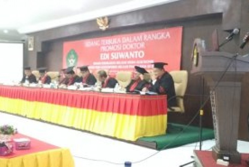 Edi Siswanto mempertahankan disertasinya megenai hukum pernikahan melalui media elektronik di kampus UIN Ar-Raniry Banda Aceh, Sabtu (27/12).     