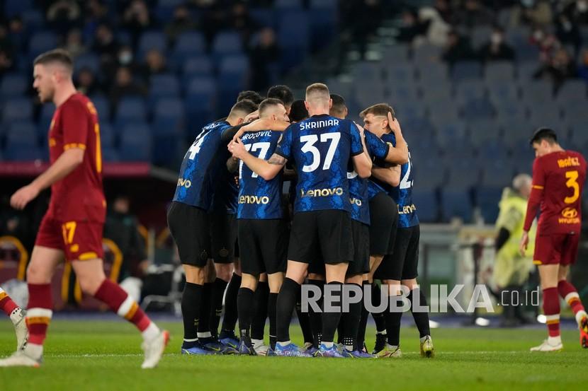  Edin Dzeko dari Inter Milan melakukan selebrasi dengan rekan satu timnya setelah ia mencetak gol kedua timnya saat pertandingan sepak bola Serie A Liga Italia antara Roma dan Inter Milan, di Stadion Olimpiade Roma, Ahad (5/12) dini hari WIB. Inter menang 3-0 atas Roma.