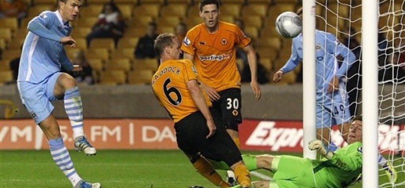 Pemain Wolverhampton Wanderers (oranye) beraksi dalam laga Liga Primer Inggris lawan Manchester City.
