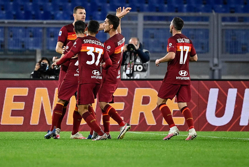 Edin Dzeko merayakan gol dengan rekan setimnya di AS Roma.