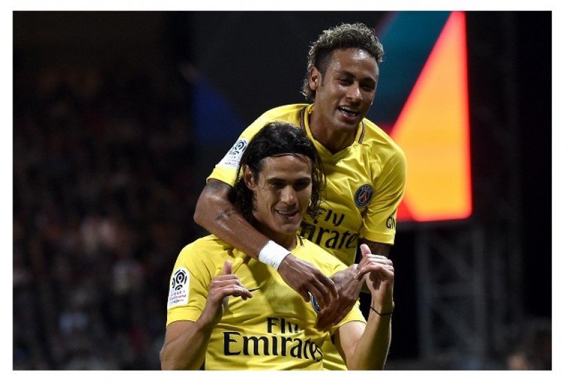 Edinson Cavani (bawah) dan Neymar.