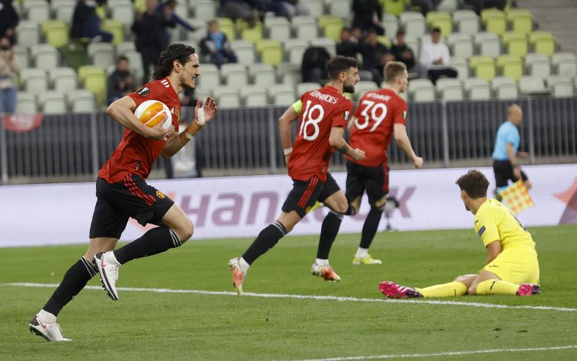 Edinson Cavani membawa bola seusai mencetak gol penyama kedudukan melawan Villareal menjadi 1-1 pada final Liga Europa, Kamis (27/6).