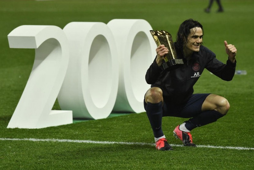 Edinson Cavani mencetak gol ke-200 bersama Paris Saint-Germain saat mengalahkan Bordeaux 4-3 di laga pekan ke-26 di Stadion Parc des Princes, Minggu waktu setempat (Senin WIB).