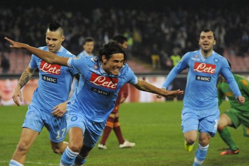 Edinson Cavani merayakan gol bersama Marek Hamsik dan Goran Pandev.