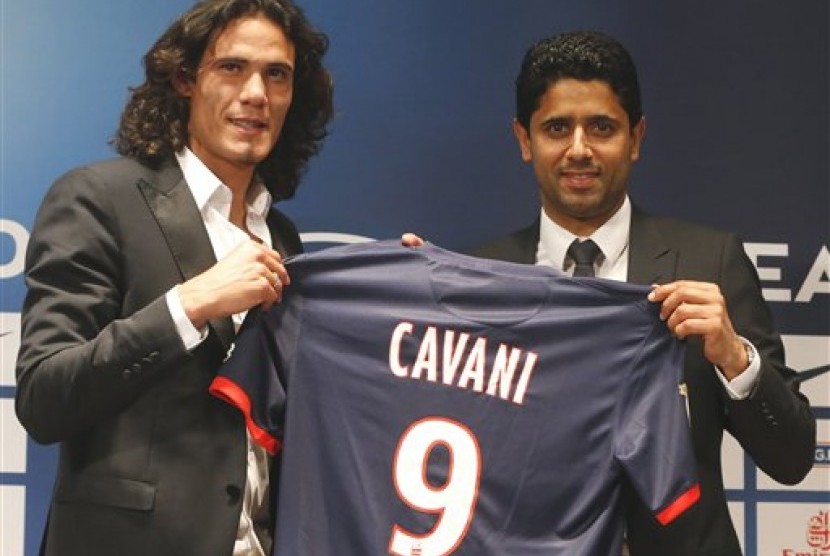 Edinson Cavani saat diperkenalkan pemilik PSG Nasser al-Khelaifi.