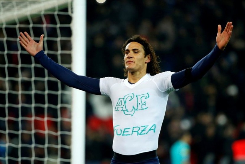 Edinson Cavani saat menyampaikan pesan solidaritas untuk Chapecoense.