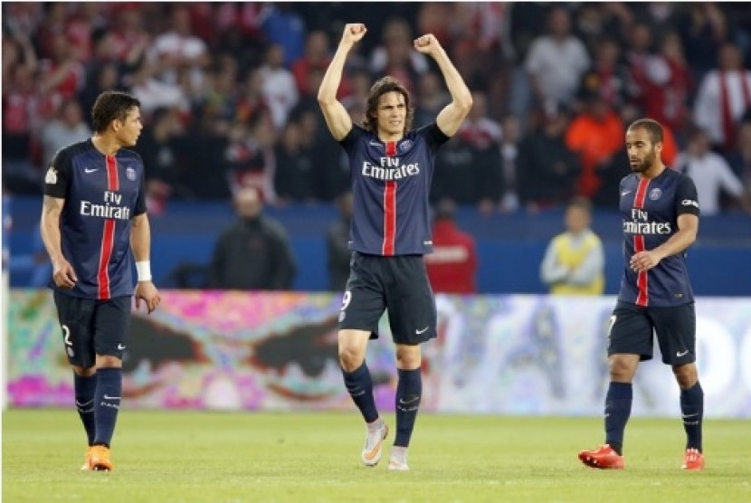 Edinson Cavani (tengah)