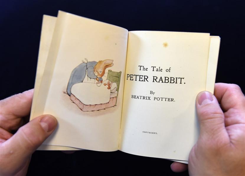 Edisi pertama The Tale of Peter Rabbit dipamerkan di balai lelang Dreweatts Bloomsbury, London, Inggris, 27 Juli 2016. Buku cerita anak terbitan 1901 itu ditulis dan diilustrasikan oleh sastrawan Inggris, Beatrix Potter.
