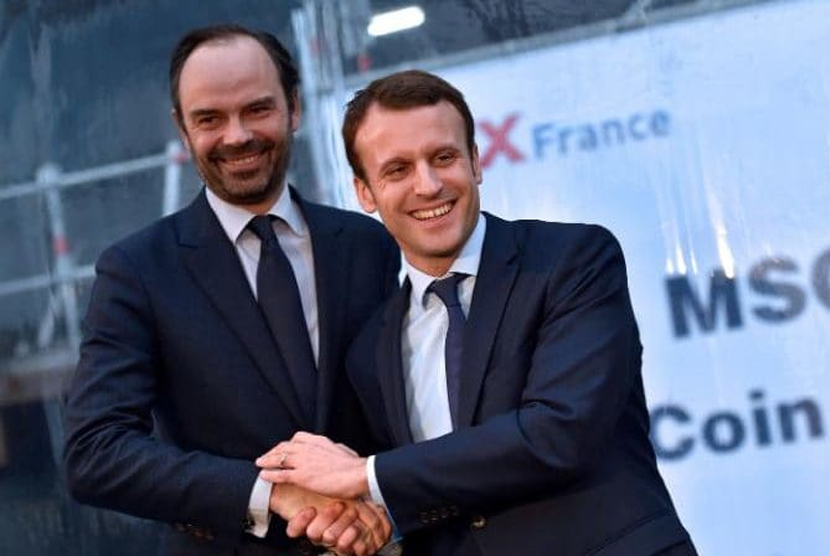 Edouard Philippe (kiri) dan Emmanuel Macron.
