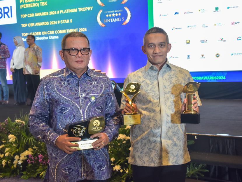 Edra Emilza Chief Operating Officer Kideco dan Arif Kayanto Director Legal & Corporate Affairs Kideco membawa pulang penghargaan TOP CSR Awards 2024