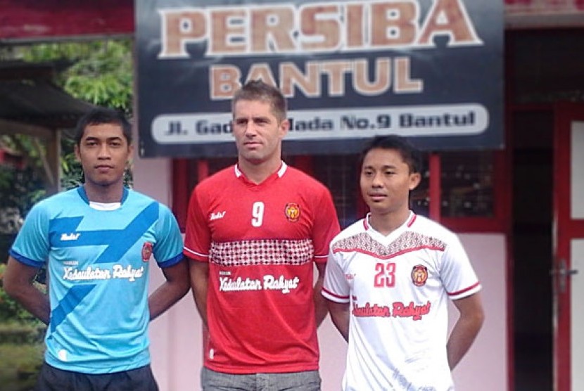Eduardo Bizaro, pemain bertahan Persiba Bantul (tengah), dan dua pemain lainnya mengenakan jersey klub untuk musim kompetisi 2013.