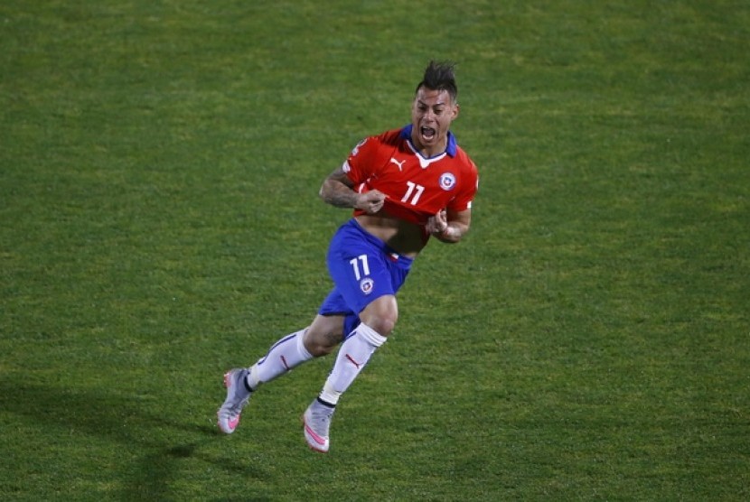 Eduardo Vargas usai mencetak gol keduanya ke gawang Peru