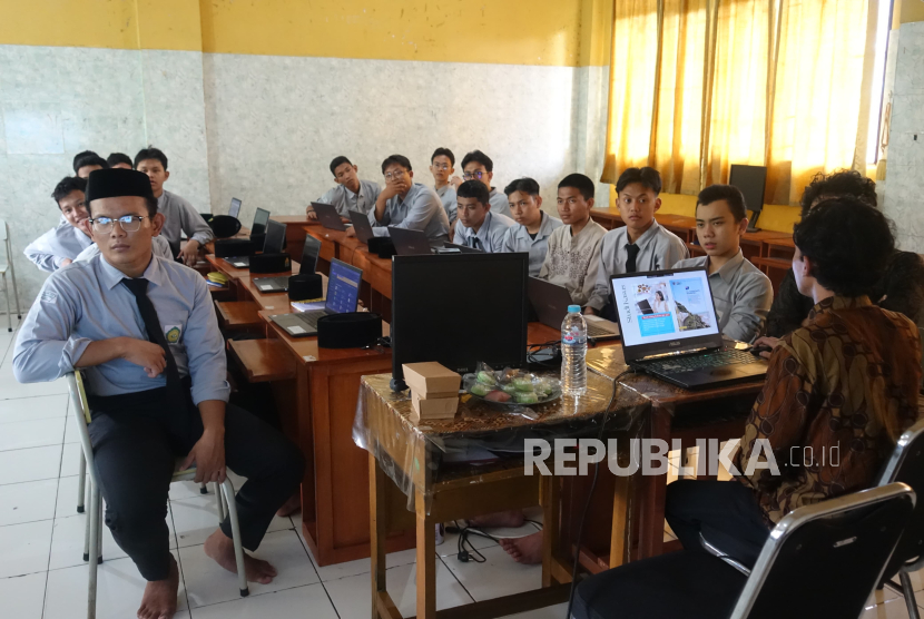 Edukasi dengan tema Peran Santri Modern Memerangi Judi Daring melalui Media Sosial yang melibatkan sekitar 200 santri dari SMAIT dan SMPIT Al-Muchtar.