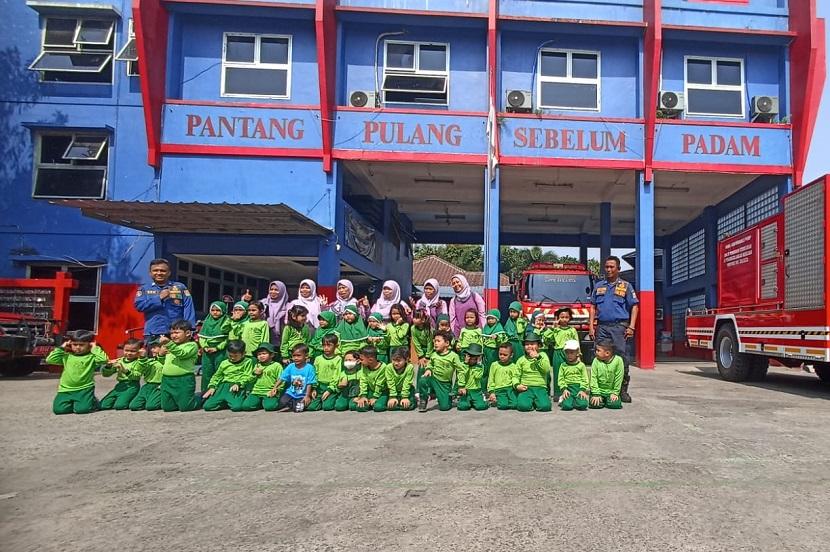 Edukasi Kebakaran. Puluhan siswa-siswi TK Islam Nuryakin melakukan kunjungan edukasi ke Kantor Pemadam Kebakaran Sektor IV Pasar Minggu, Jakarta Selatan, Selasa (17/10/2023).