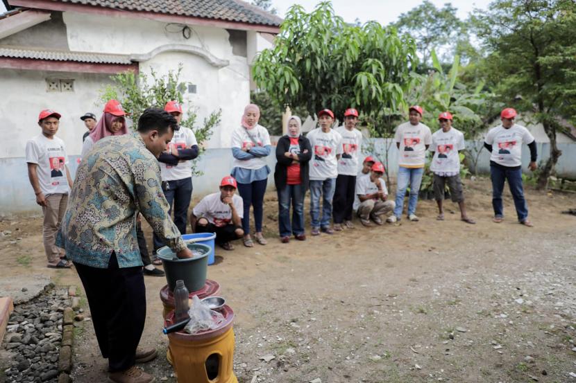 Edukasi pembuatan larutan mikroba Jadam Microbial Solution (JMS) di Desa Sanankerto, Kecamatan Turen, Kabupaten Malang, Jatim. 