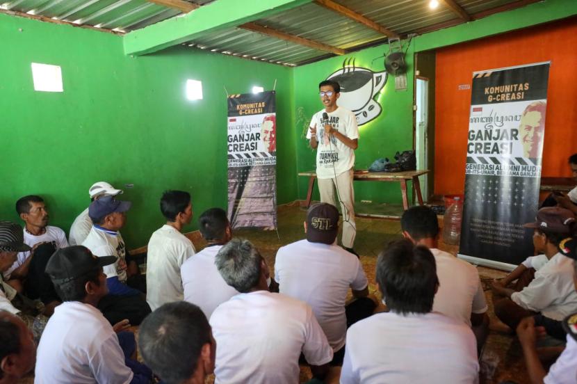 Edukasi tani di Kopi Bunda, Jalan Raya Kedungdowo, Desa Kedungdowo, Kecamatan Sugihwaras, Kabupaten Bojonegoro, Jawa Timur, menggandeng para peternak dan masyarakat umum.