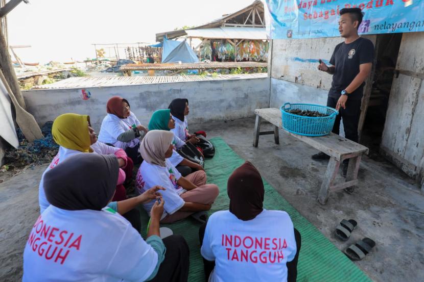 Edukasi UMKM kepada warga pesisir di Pantai Kerang Hijau di Kelurahan Legundi, Kecamatan Ketapang, Kabupaten Lampung Selatan. 