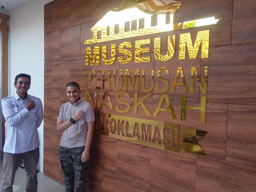 Edukator Munasprok, Ari Suryanto (kiri) dan Siswa SMPN 77 Jakarta, Hasyim Sami Alatas (kanan) usai penyerahan hadiah Vlog Tokoh Proklamasi : Yusuf Ronodipuro di Museum Perumusan Naskah Proklamasi, Jakarta.