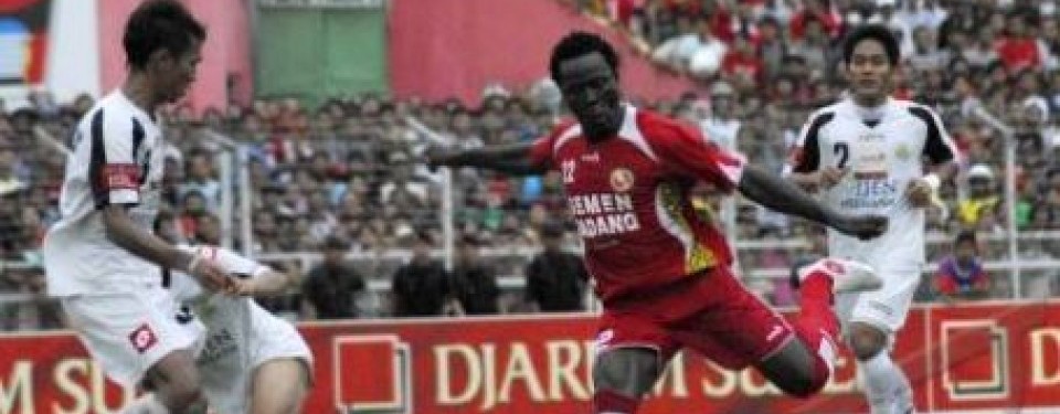 Edwar Wilson Yunior, striker Semen Padang, melepaskan tembakan saat menjamu Arema Indonesia. Semen Padang menang 2-0.