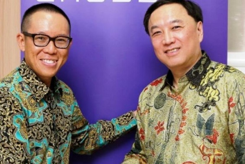 Edward Ler (kiri) memberikan ucapan selamat kepada Tai-Kuan Ly terkait penunjukkannya sebagai Direktur Utama asuransi umum Chubb di Indonesia. 