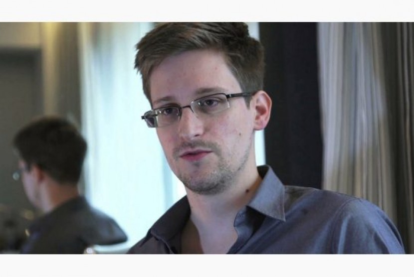 Pemerintah Rusia telah memberikan paspor kepada mantan kontraktor intelijen Amerika Serikat (AS) Edward Snowden. Dia pun disebut sudah mengambil sumpah untuk setia pada negara tersebut.
