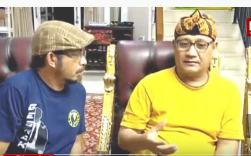 Edy Mulyadi (kanan) meminta maaf terkait pernyataannya soal Kalimantan tempat jin buang anak.
