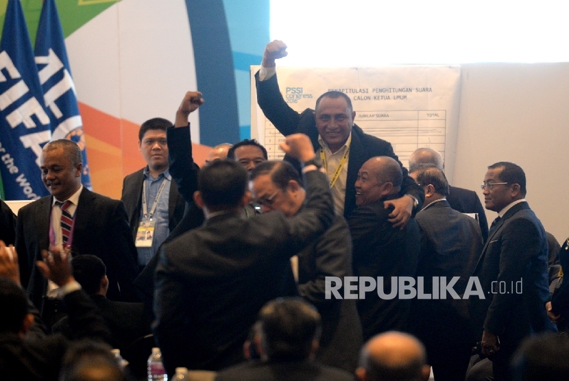 Edy Rahmayadi dipanggul usai memenangkan pemungutan suara Ketua Umum PSSI 2016-2020 pada Kongres PSSI di Jakarta, Kamis (10/11). 
