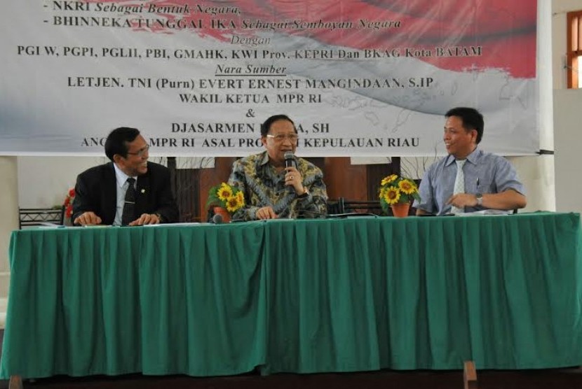 EE Mangindaan, saat membuka secara resmi sekaligus menjadi narasumber utama Sosialisasi Empat Pilar MPR RI, di Gereja Kristen Protestan Simalungun (HKPS ), Senin (21/9).