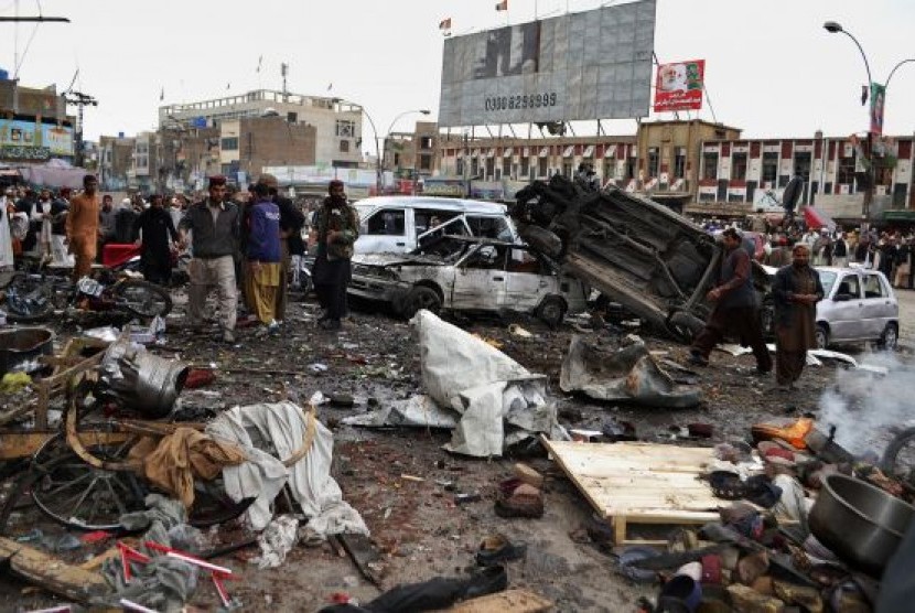 Efek dari bom yang mengguncang Pakistan, Sabtu (16/2).